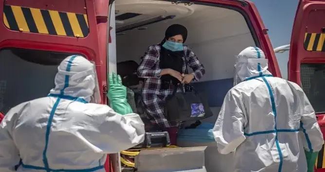 كورونا تصيب نادلة بمقهى بإفرن.. والسلطات تسابق الزمن لإحصاء مخالطيها