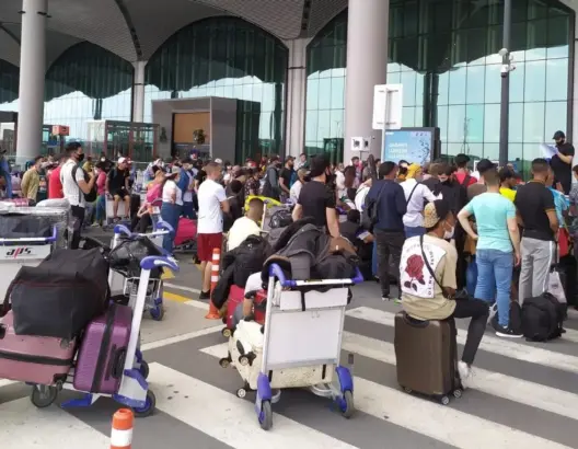 فوضى عارمة بمطار اسطنبول أثناء إجلاء مغاربة عالقين.. واتهامات بالرشوة والمحسوبية (فيديو وصور)