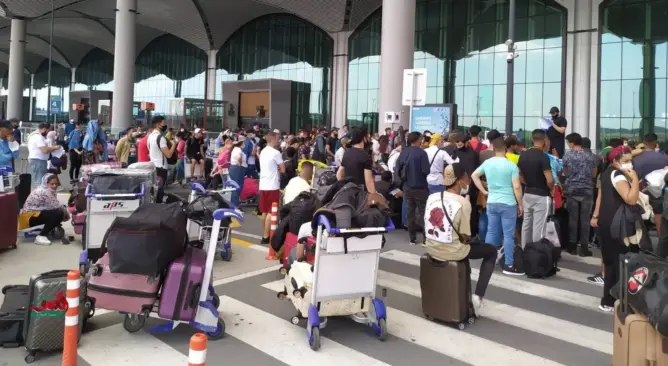 فوضى عارمة بمطار اسطنبول أثناء إجلاء مغاربة عالقين.. واتهامات بالرشوة والمحسوبية (فيديو وصور)