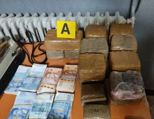 بينهم جمركيان .. الـDST يطيح بـ8 أشخاص بوجدة بتهمة الاتجار في المخدرات (صور)