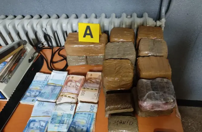 بينهم جمركيان .. الـDST يطيح بـ8 أشخاص بوجدة بتهمة الاتجار في المخدرات (صور)