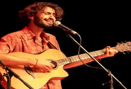 ياسين أزواوي .. شاب مغربي يتأهل لنهائي مسابقة فنية أمازيغية بالجزائر