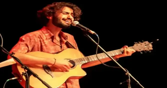 ياسين أزواوي .. شاب مغربي يتأهل لنهائي مسابقة فنية أمازيغية بالجزائر