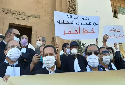 رئيس المحامين بالجزائر يتضامن مع محامي البيضاء.. وبيرواين يصحح له المعطيات