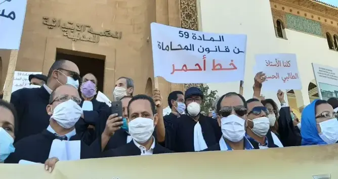 رئيس المحامين بالجزائر يتضامن مع محامي البيضاء.. وبيرواين يصحح له المعطيات