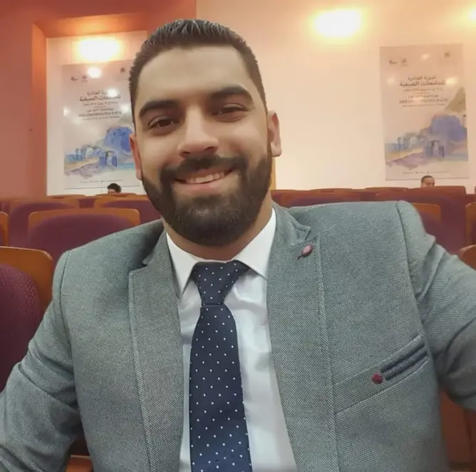كاتب رأي مغربي