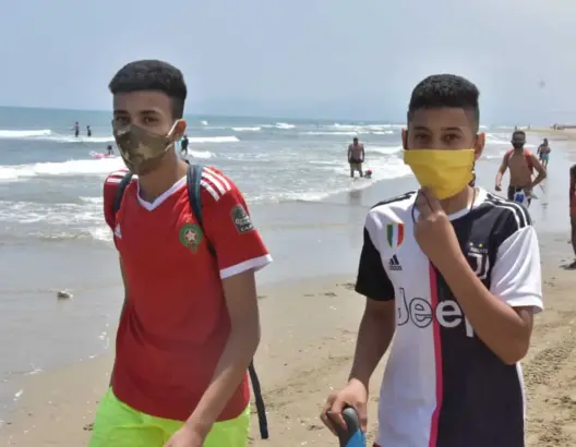 “الصحة”: مياه البحر لا تنقل الفيروس.. ولا ينصح باستخدام مكيفات الهواء بأماكن العمل