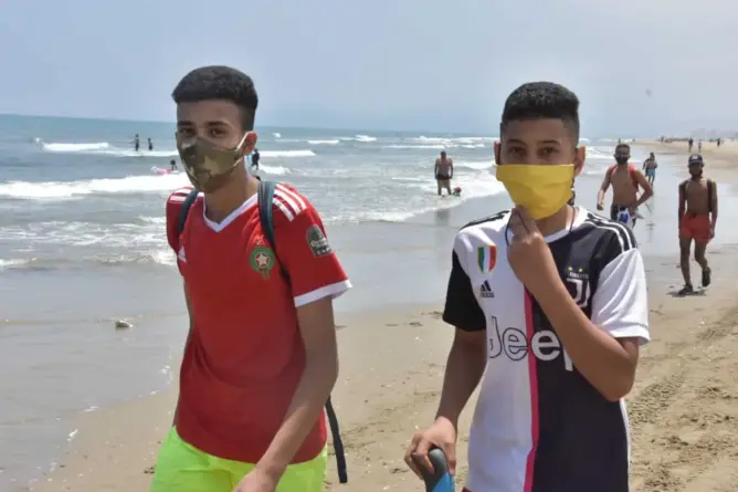 “الصحة”: مياه البحر لا تنقل الفيروس.. ولا ينصح باستخدام مكيفات الهواء بأماكن العمل