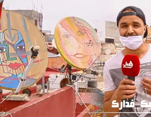 أستاذ مغربي يحول “بارابولات” الرباط للوحات فنية ويكشف تفاصيل “مشروعه” لأول مرة (فيديو)