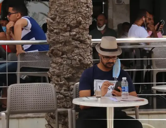 عودة متدبدبة بمقاهي مراكش.. بعضها فارغ وأخرى مقفلة