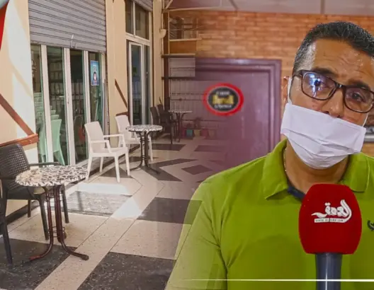 يطالبون باستغلال الملك العمومي.. أرباب مقاهي بسلا يستعدون لاستقبال الزبناء (فيديو)