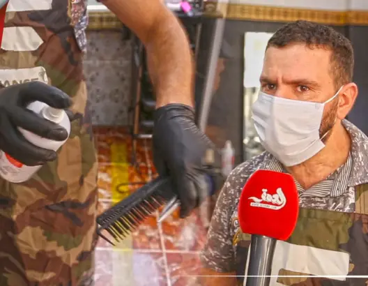 صالونات الحلاقة الرجالية تبدأ في استقبال الزبناء بعد 3 أشهر من الإغلاق (فيديو)