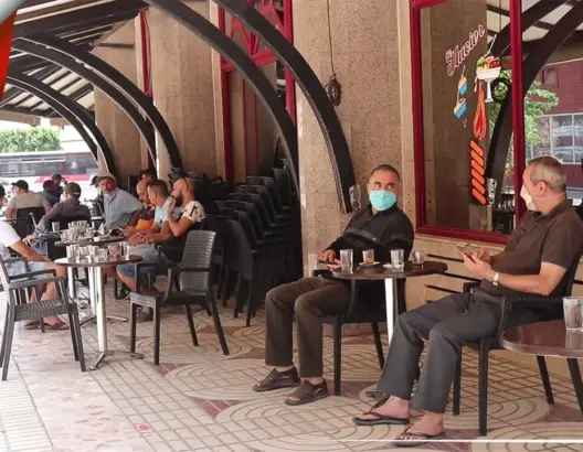 الحياة تعود إلى مقاهي مكناس .. وهذا ما قاله مهنيون في أول أيام التخفيف (فيديو)