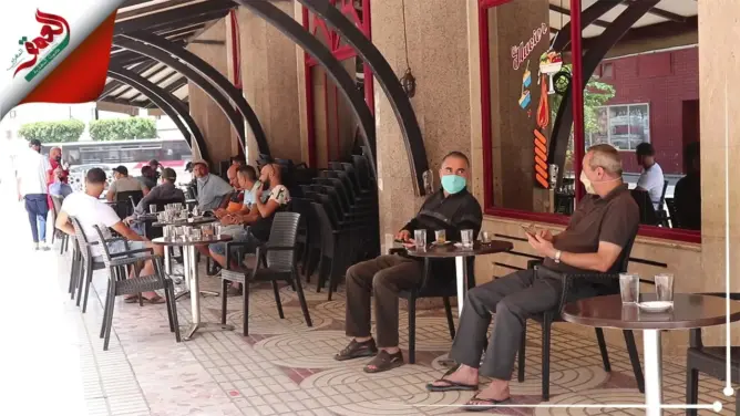 الحياة تعود إلى مقاهي مكناس .. وهذا ما قاله مهنيون في أول أيام التخفيف (فيديو)