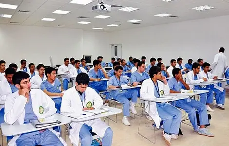 تقرير يرصد مُعيقات تكوينية واجتماعية “مزرية” يعاني منها طلبة كليات الطب بالمغرب