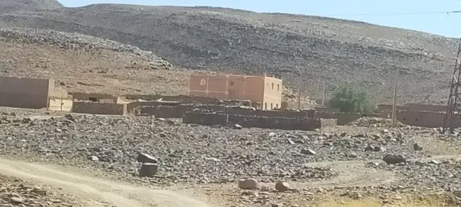 قبيلة بزاكورة تطالب بتطبيق القانون ضد “مترامين” على أراضيها