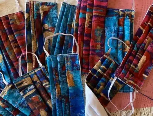 في مبادرة تضامنية.. “لوحات فنية” على الكمامات دعما للأسر المتضررة من كورونا