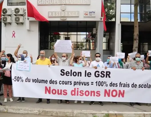 ألزمتهم بدفع المصاريف.. آباء يحتجون ضد مدرسة خاصة بالبيضاء وينتقدون صمت المسؤولين (فيديو)