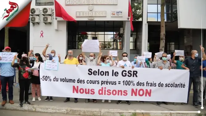 ألزمتهم بدفع المصاريف.. آباء يحتجون ضد مدرسة خاصة بالبيضاء وينتقدون صمت المسؤولين (فيديو)