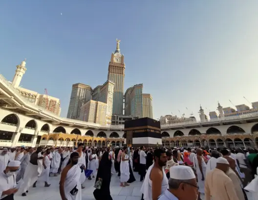 قد يشمل الحجاج أيضا .. السعودية تمنع نقل عبوات ماء زمزم داخل أمتعة المعتمرين