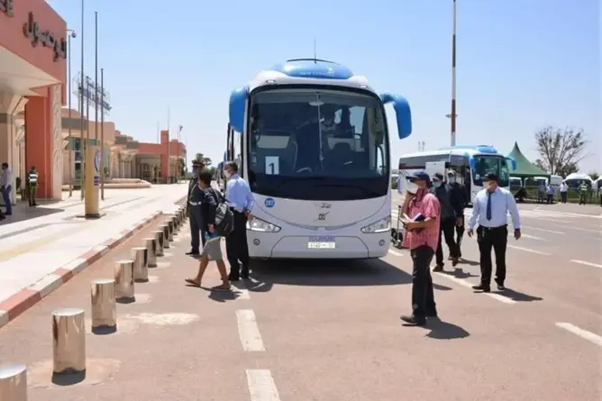 انتهاء فترة الحجر الصحي لـ400 عائد بأكادير .. والسلطات تسخر 24 حافلة لنقلهم لمدنهم