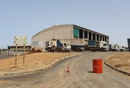 بعد تلويثها لأبي رقراق.. “تجمع العاصمة” يفرغ أطنانا من “الليكسيفيا” في البحر