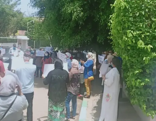 أولياء تلاميذ مجموعة مدارس السلام يحتجون أمام المؤسسة وهذه مطالبهم
