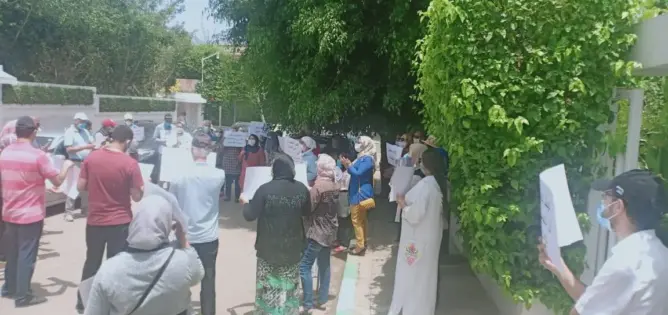 أولياء تلاميذ مجموعة مدارس السلام يحتجون أمام المؤسسة وهذه مطالبهم