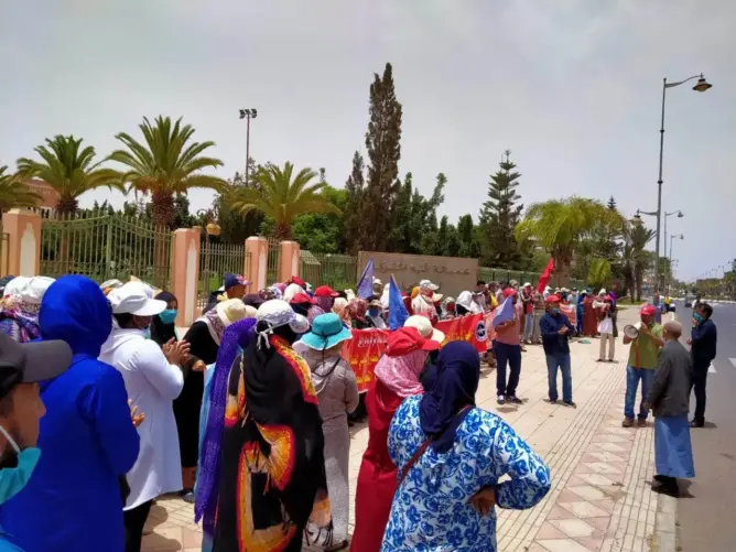 بعد إقصائهم من دعم كورونا .. عمال زراعيون يحتجون أمام عمالة شتوكة