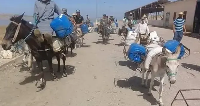 قرويون يخرجون في مسيرة احتجاجية على الدواب بتاونات طلبا للماء والكهرباء