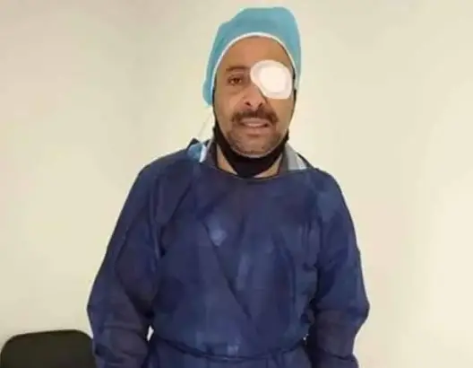 بعد أن حظي برعاية الملك .. الممثل عوينتي يجري عملية جراحية على عينيه (فيديو)