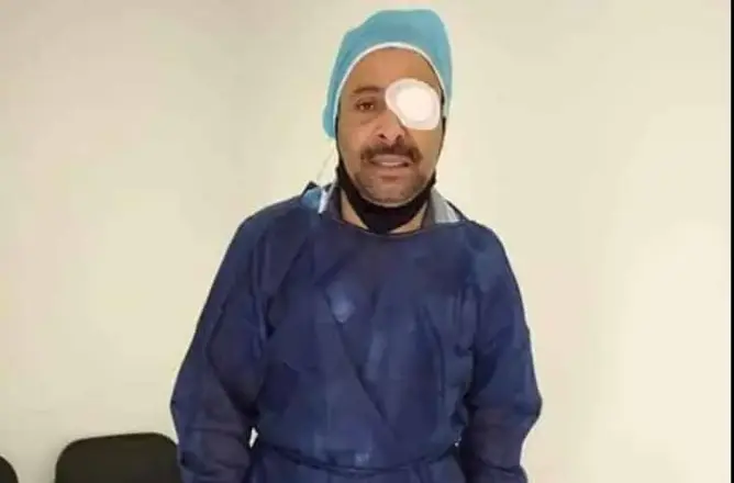 بعد أن حظي برعاية الملك .. الممثل عوينتي يجري عملية جراحية على عينيه (فيديو)