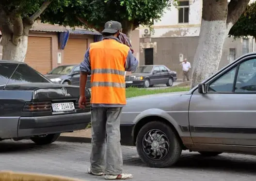 ركن البيضاويين لسياراتهم بالشوارع.. بين مطرقة “الصابو” وسندان “جشع” الحراس