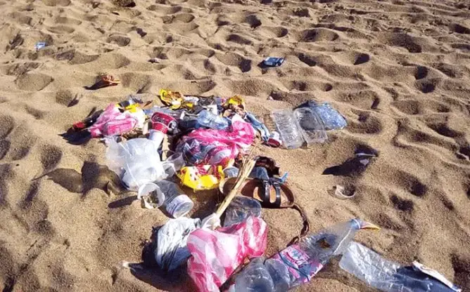 تقرير: 84% من نفايات شواطئ المغرب بلاستيكية.. ورصد فطريات برمال عدد منها