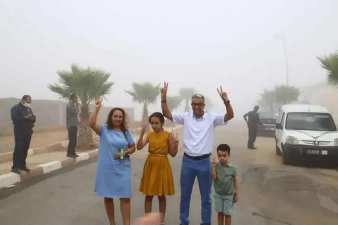 بالعناق والبكاء.. حميد المهداوي يعانق الحرية