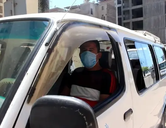 ارتداء سائق سيارة مصاب بكورونا للكمامة يجنب عائلة من الإصابة بالفيروس