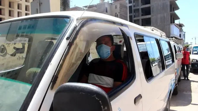 ارتداء سائق سيارة مصاب بكورونا للكمامة يجنب عائلة من الإصابة بالفيروس