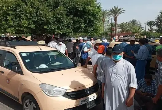 نقابات سيارات الأجرة بصنفيها تحتج بمراكش (صور)