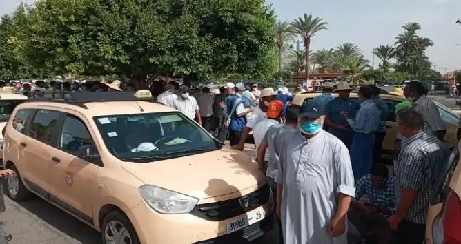 نقابات سيارات الأجرة بصنفيها تحتج بمراكش (صور)