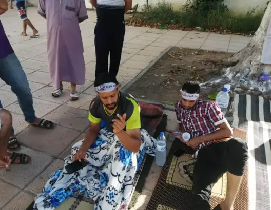بائعان متجولان بالماظور يضربان عن الطعام