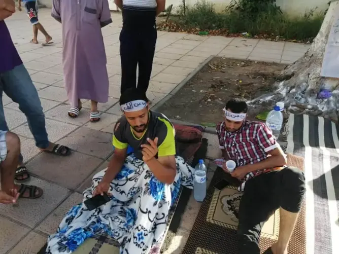 بائعان متجولان بالماظور يضربان عن الطعام