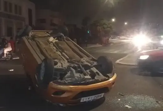 انقلبت سيارته عدة مرات.. نجاة شاب ثلاثيني من حادث سير مروع بالبيضاء (صور)