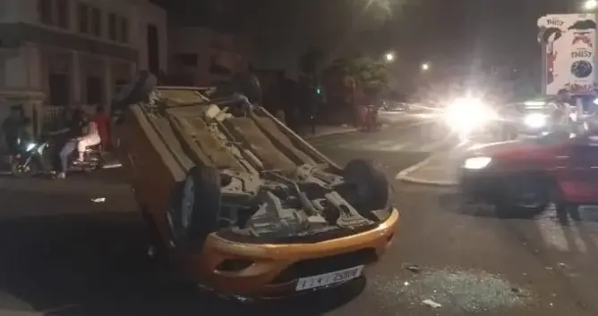 انقلبت سيارته عدة مرات.. نجاة شاب ثلاثيني من حادث سير مروع بالبيضاء (صور)