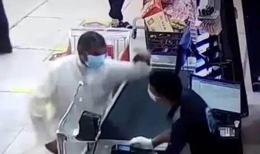 كويتي يصفع موظفا مصريا 3 مرات.. ومديره يستقيل احتجاجا على ظلم “الأجانب” (فيديو)