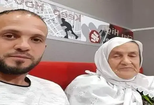 توفيت والدته بكورونا .. صورة مؤثرة لشاب فلسطيني تشعل مواقع التواصل الاجتماعي