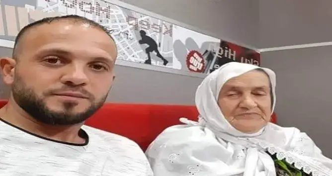 توفيت والدته بكورونا .. صورة مؤثرة لشاب فلسطيني تشعل مواقع التواصل الاجتماعي