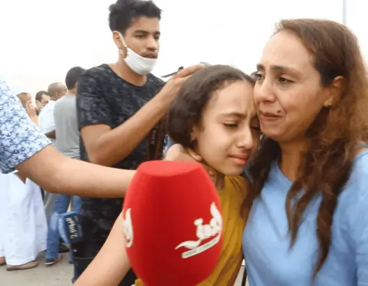 تغالبان دموع الفرح.. زوجة المهداوي وابنته تعبران عن فرحتهما بالإفراج عنه