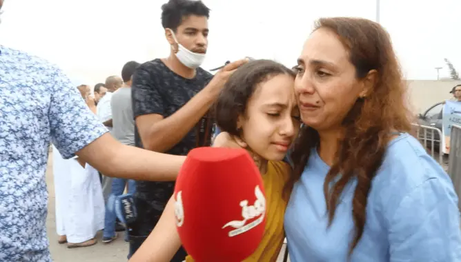 تغالبان دموع الفرح.. زوجة المهداوي وابنته تعبران عن فرحتهما بالإفراج عنه