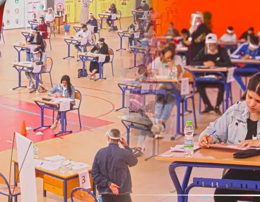 هكذا اجتاز تلاميذ الباكالوريا اليوم الأول للامتحانات داخل قاعة رياضية كبرى (فيديو)