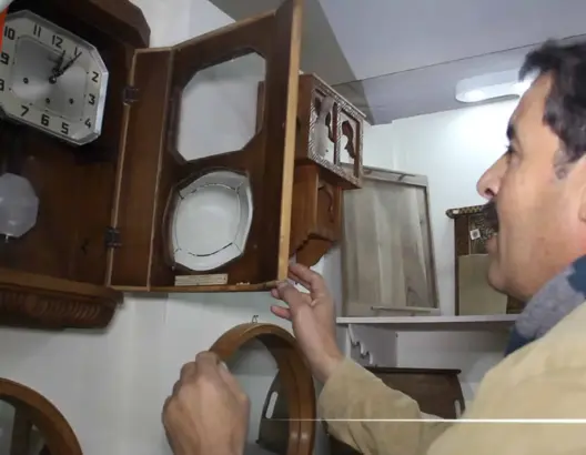 بطابع مغربي أمازيغي.. حرفي يعيد للساعات القديمة رونقها (فيديو)